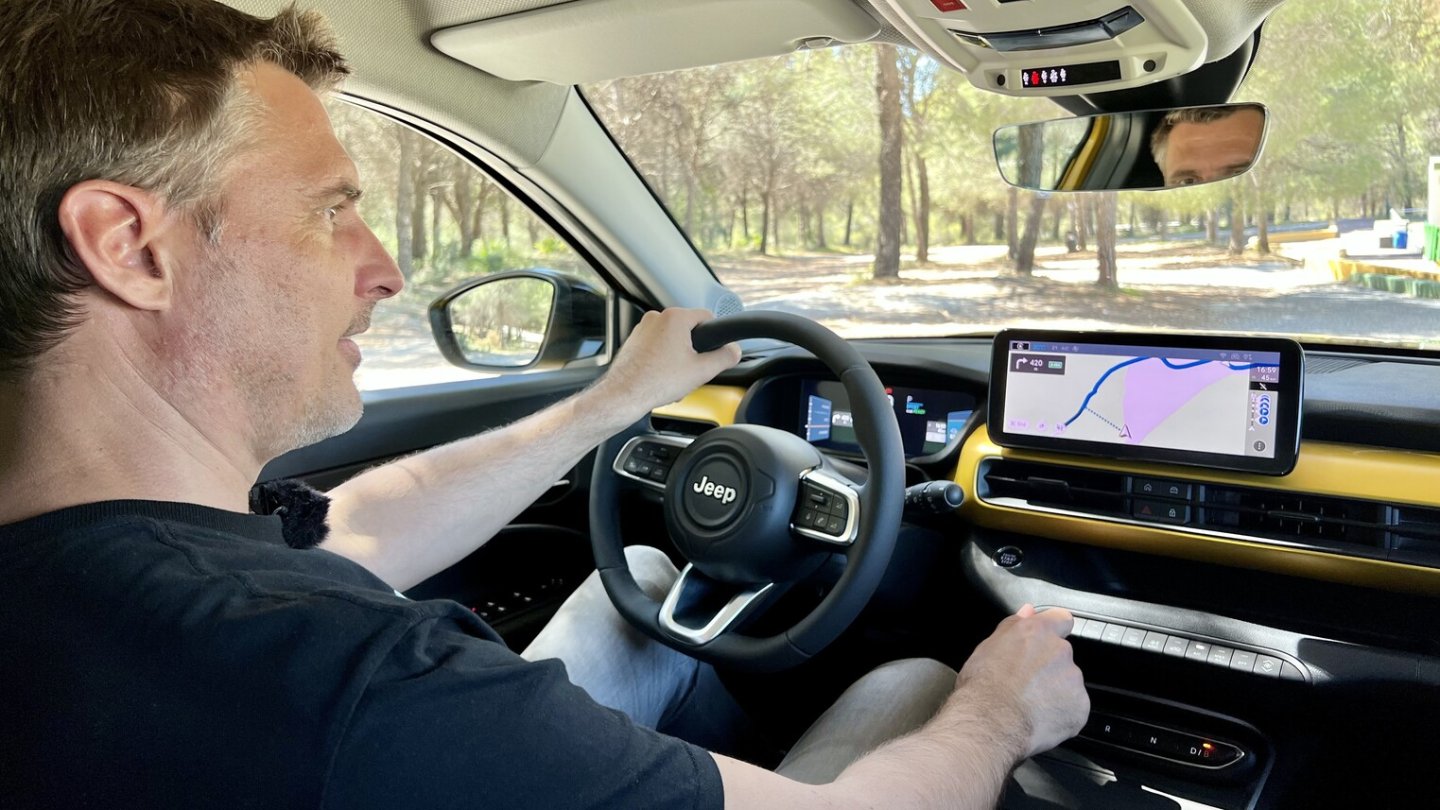 Physische Tasten und ein Lautstärke-Regler erleichtern die Bedienung im Cockpit.