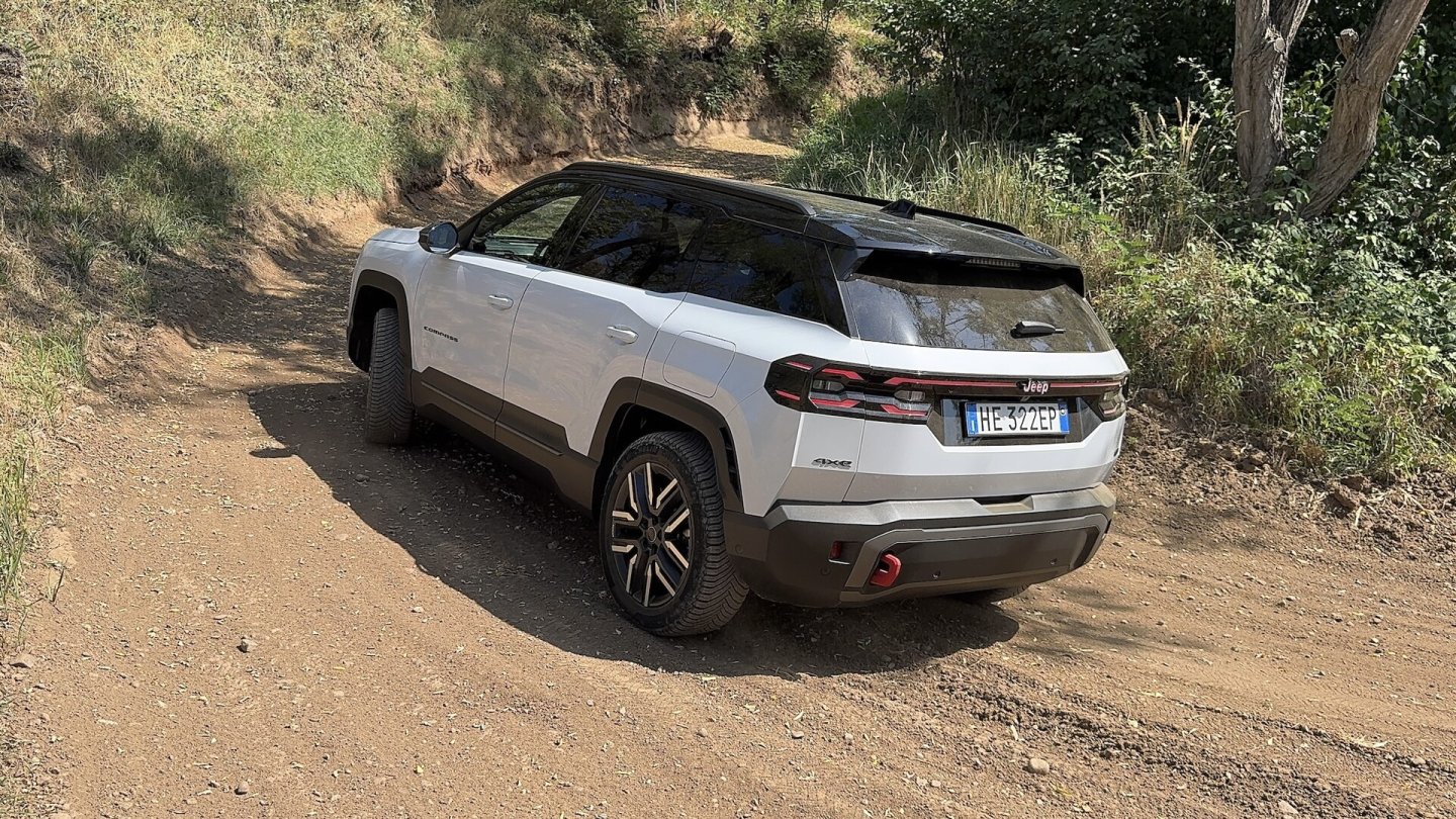 Der Jeep Compass ist mit dem Modellwechsel deutlich gewachsen. Als 4xe ist er 4,60 Meter lang.