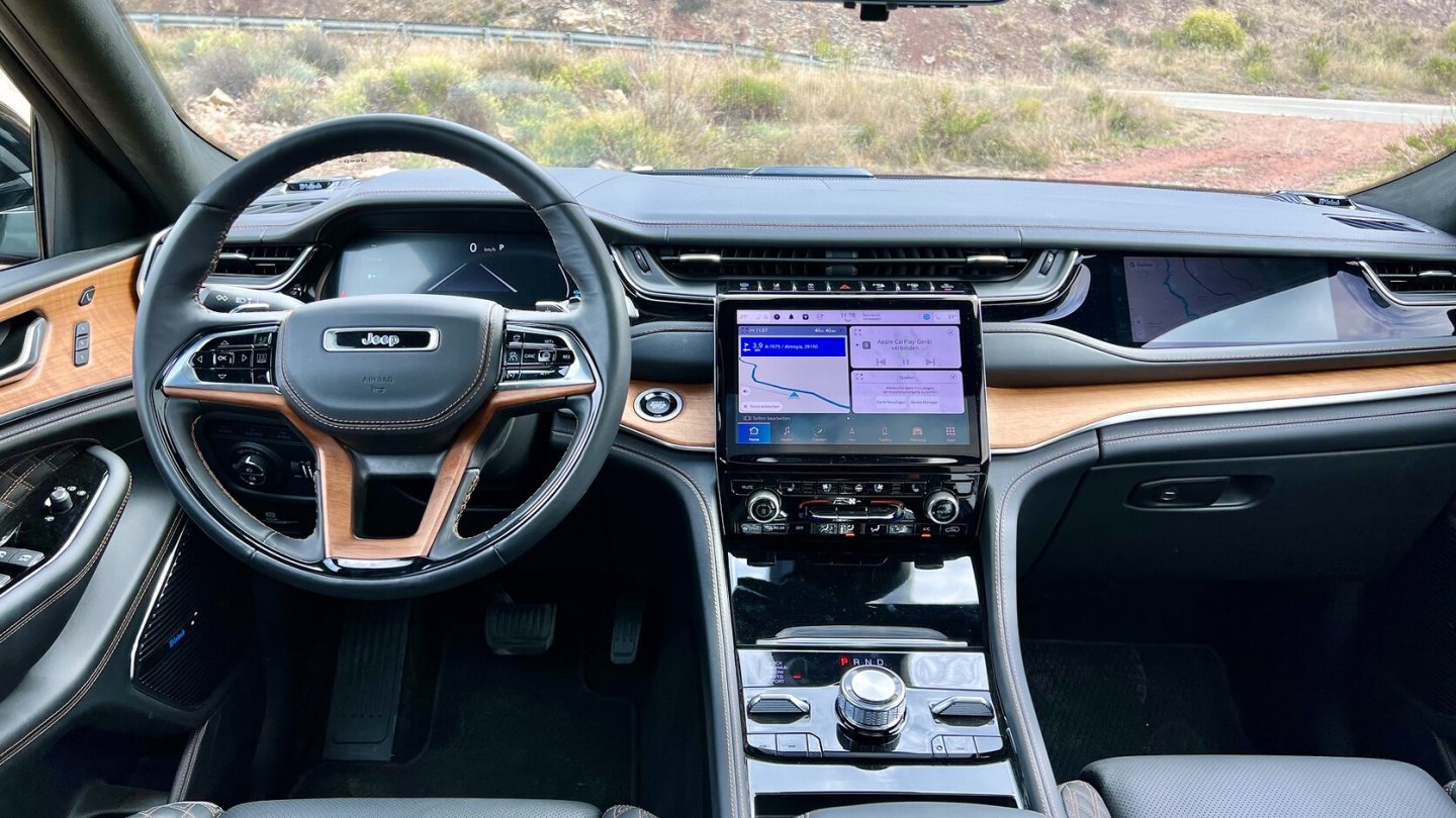 Modernes, digitales Ambiente im Cockpit des neuen Jeep Grand Cherokee.
