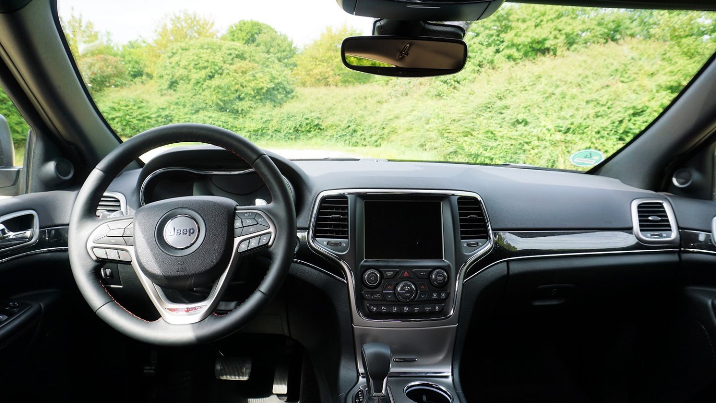 Auch das Cockpit zeigt typischen Jeep-Stil.