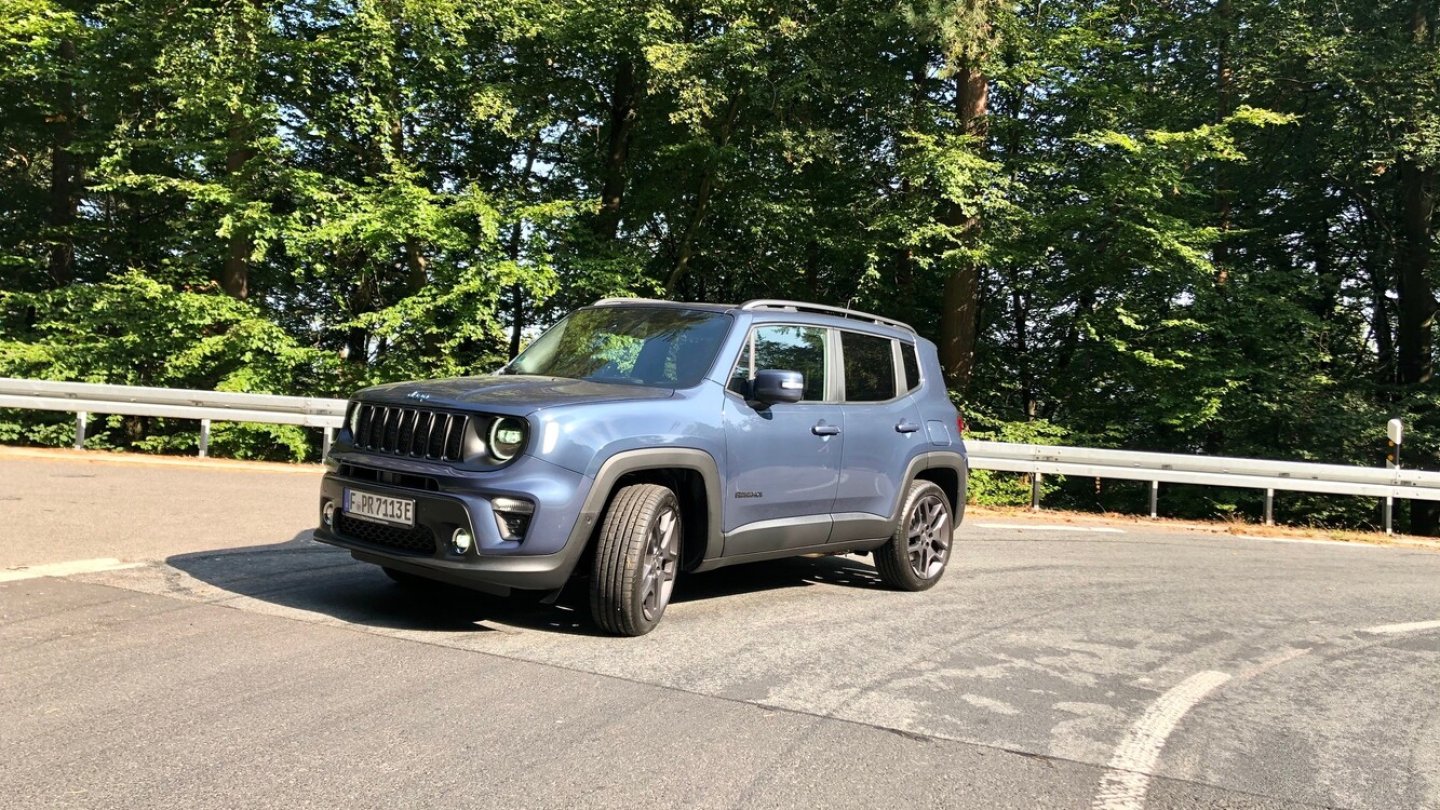 Der Jeep Renegade 4xe S hat eine kombinierte Leistung von 240 PS.