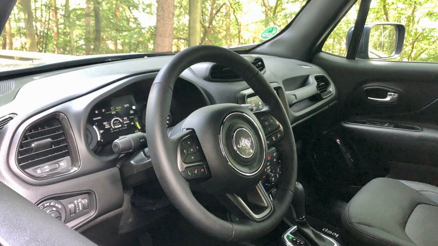 Das Cockpit des Jeep Renegade bleibt grundsätzlich unverändert.