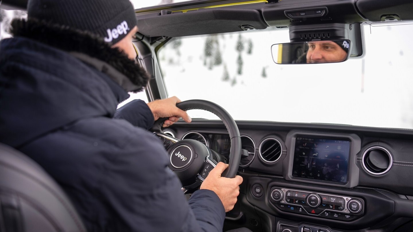 Die steilge Scheibe und eine waagrechte Motorhaube helfen beim Rangieren zwischen den Schneewänden.