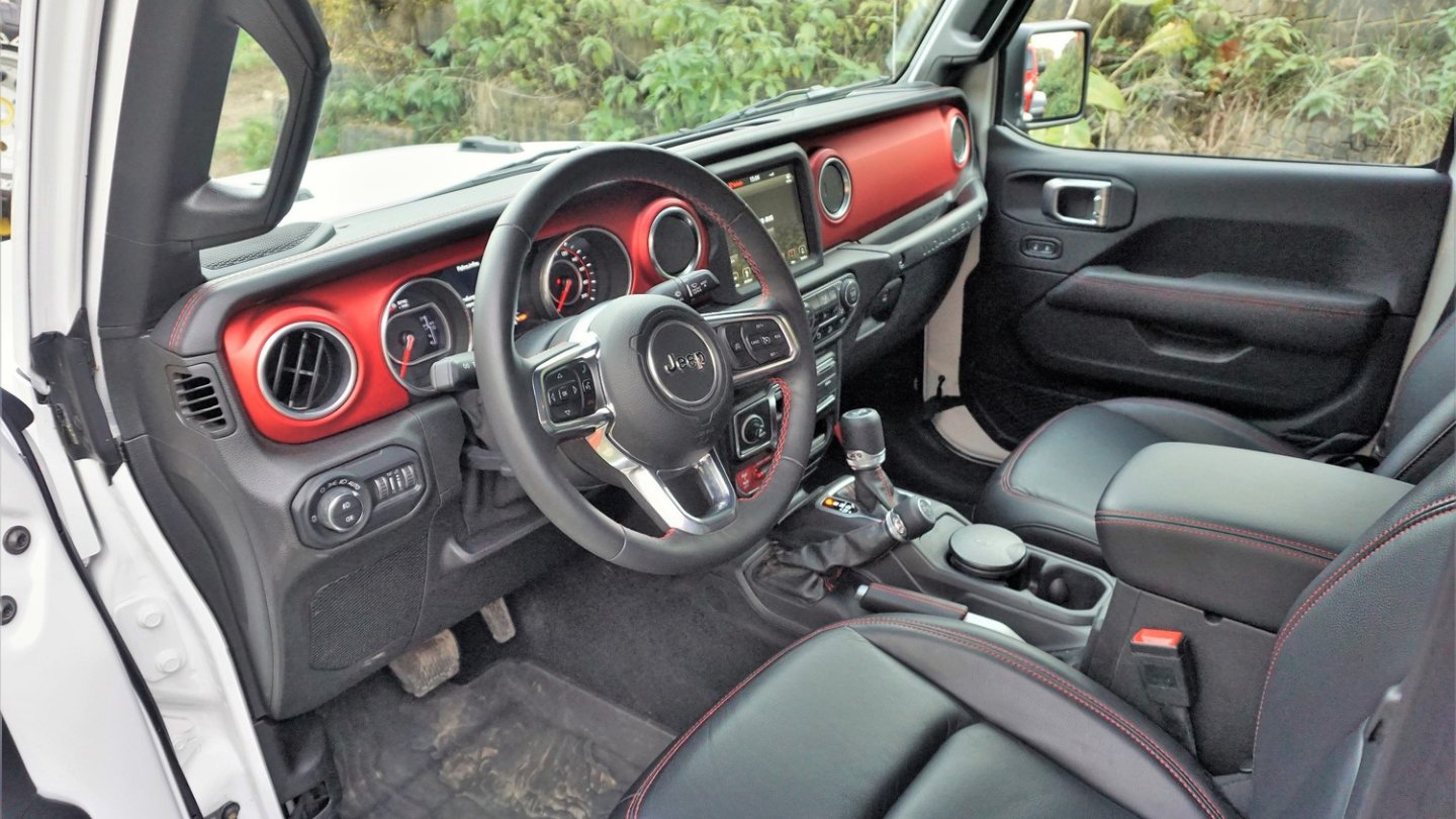 Modernes Interieur, das dem Wrangler-Stil aber treu bleibt.