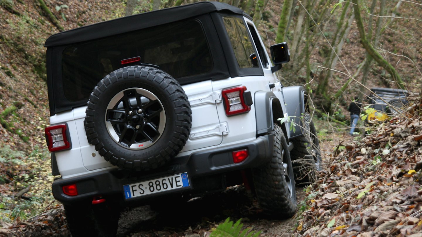 Das Reserverad trägt der Wrangler weiterhin am Heck.