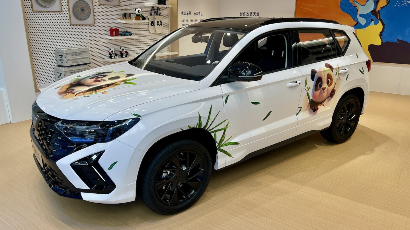 Der Jetta VS5 mit Panda-Stickern auf der Messe Auto China in Peking.