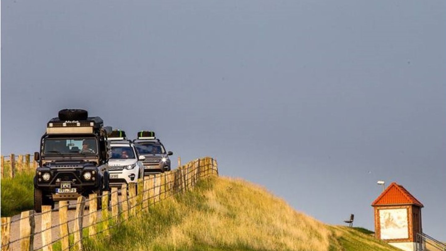 Der Jever Defender mit Begleitfahrzeugen auf Achse in der Heimat von Jever.