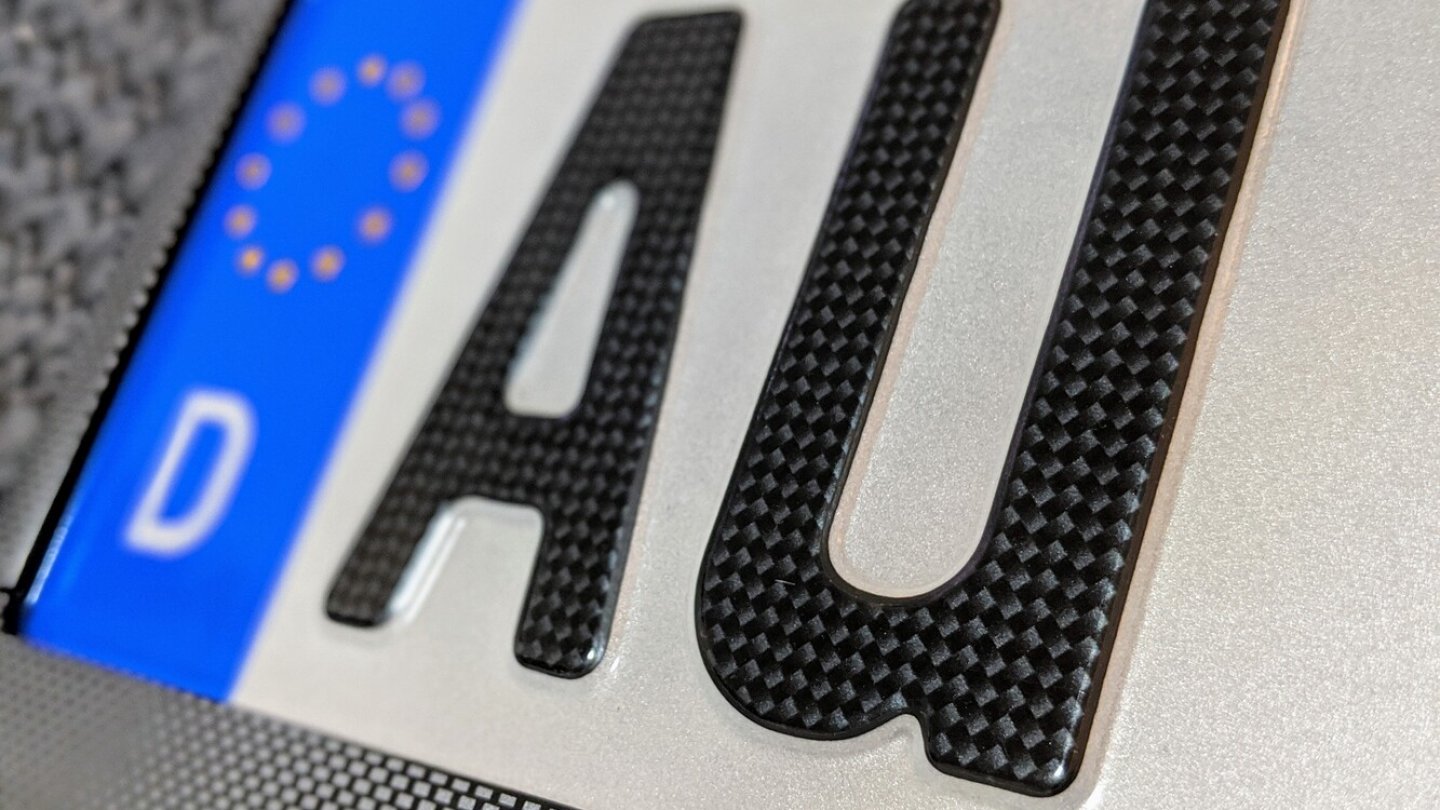 Ein Kennzeichen mit Folierung im Carbon-Look.