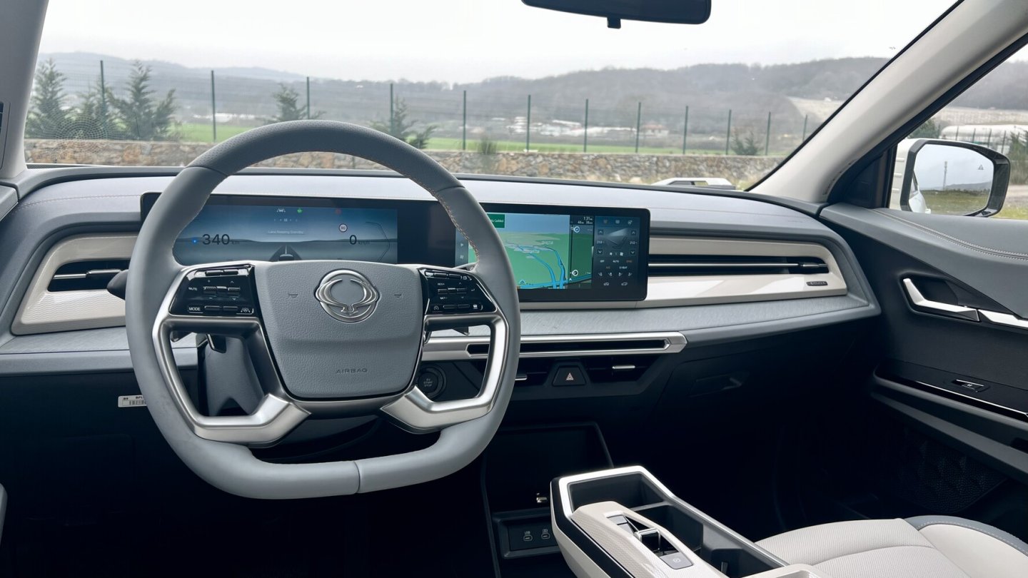 Das Cockpit des Torres EVX. Im neuen Actyon dürfte es ähnlich aussehen.