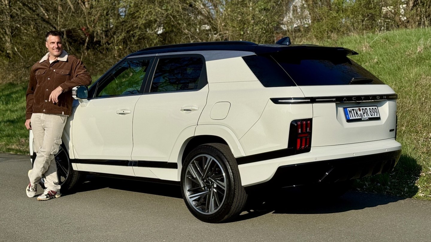 Der KGM Actyon steht ab sofort bei den rund 100 Händlern der Marke in Deutschland.