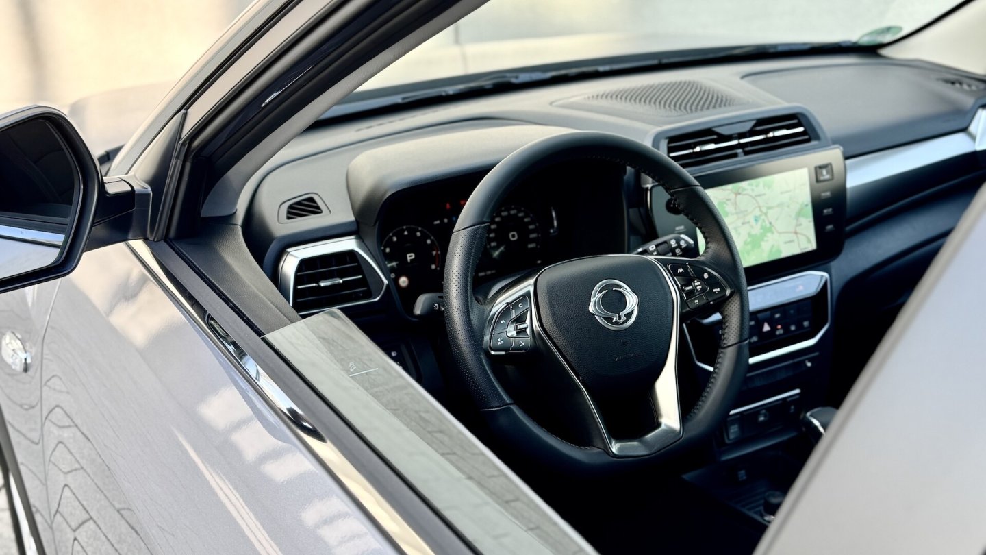 Auf dem Lenkrad ist noch das bekannte Logo mit den beiden Drachenflügeln zu sehen.