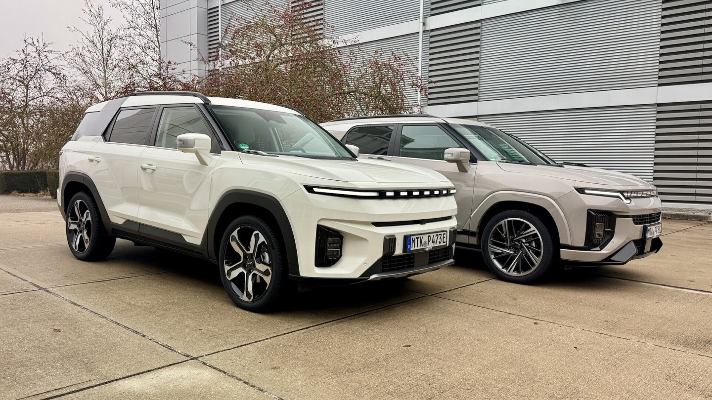 SUV der Mittelklasse: Links der KGM Torres EVX, dahinter der Actyon.