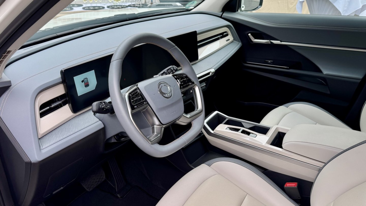 Das Cockpit entspricht dem Pkw-Modell.