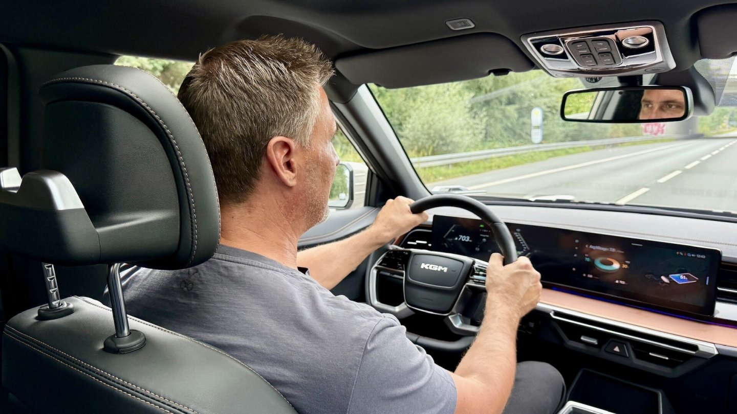 Der Hybrid ist meist im seriellen Modus unterwegs, in dem der Benzinmotor als Energieerzeuger arbeitet.