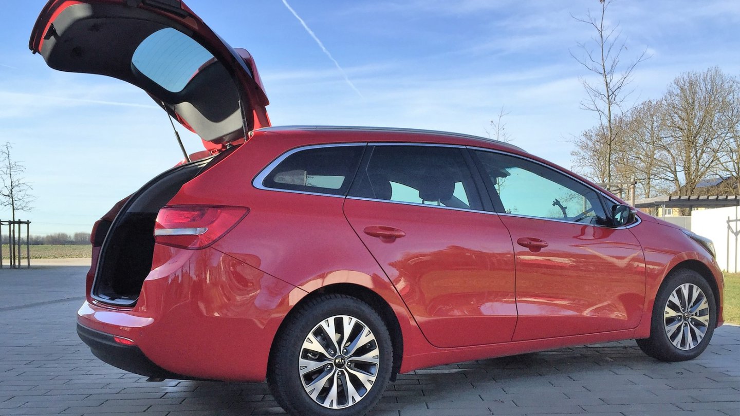 Die Klappe geht bis weit ins Dach. Gut für große Menschen, schlecht bei Schnee.