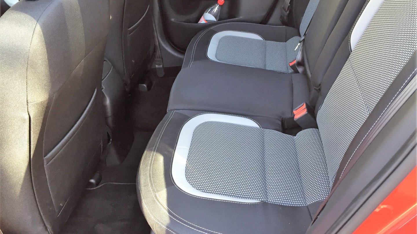 Viel Platz im Fond und große Flaschenhalter in allen vier Türen. Prima.