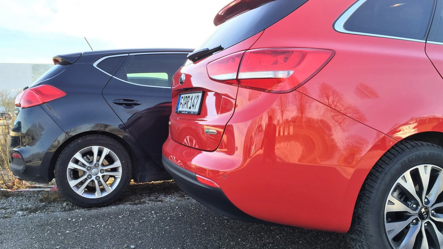 Hinten der kurze cee'd. 1.200 Euro günstiger und mit weniger Laderaum.