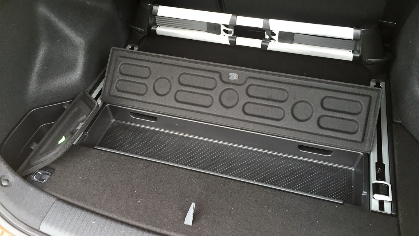 Der Kofferraum bietet viele Staufächer im Boden und Spanngurte zur Gepäckarretierung.