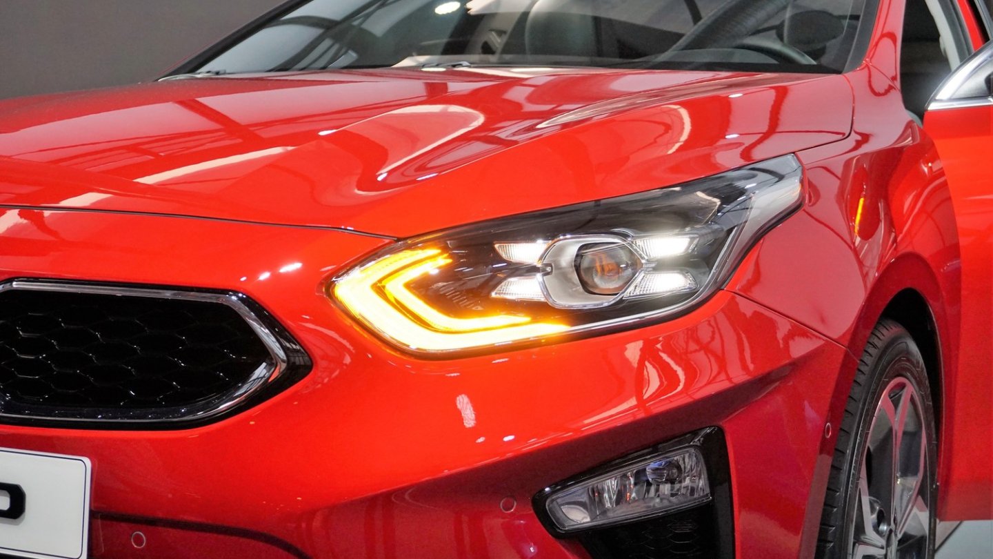 Die vier Tagfahrlicht-Augen sind Serie, LED-Scheinwerfer nicht. Foto: Bernd Conrad