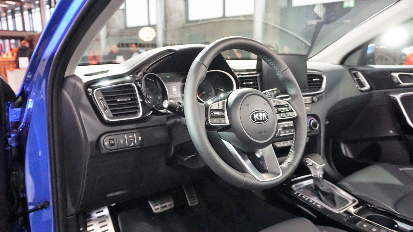 Das Cockpit des Kia Ceed Platinum Edition mit Ledersitzen.