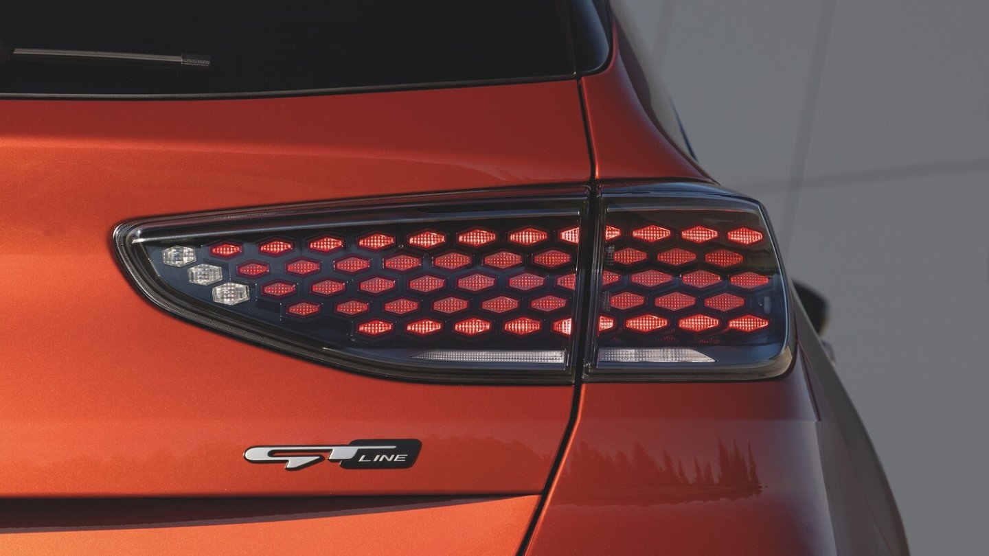 Der Fünftürer bekommt als GT und GT-Line neue Rückleuchten.