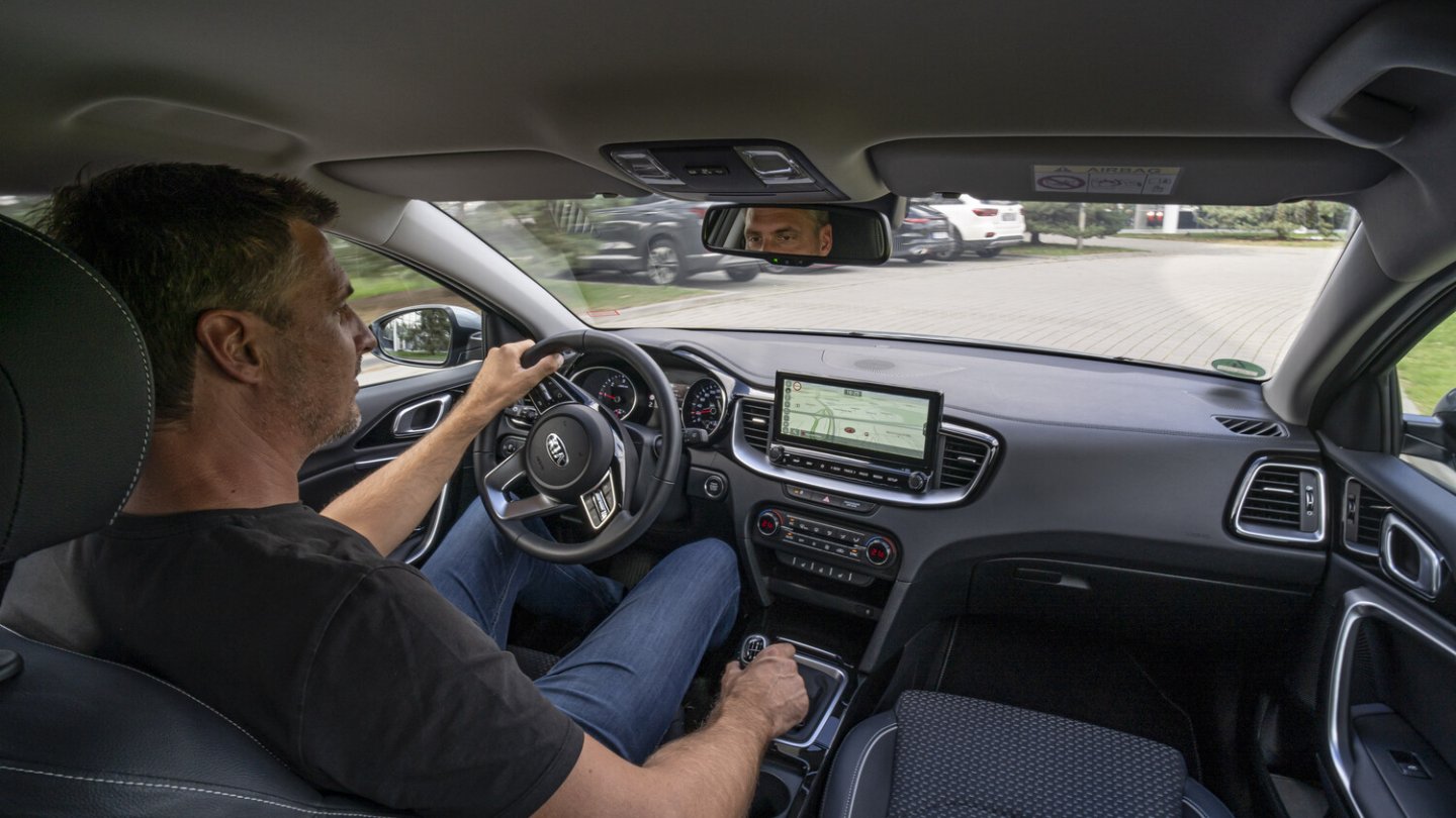 Das System öffnet die Kupplung und kann den Motor ausschalten.