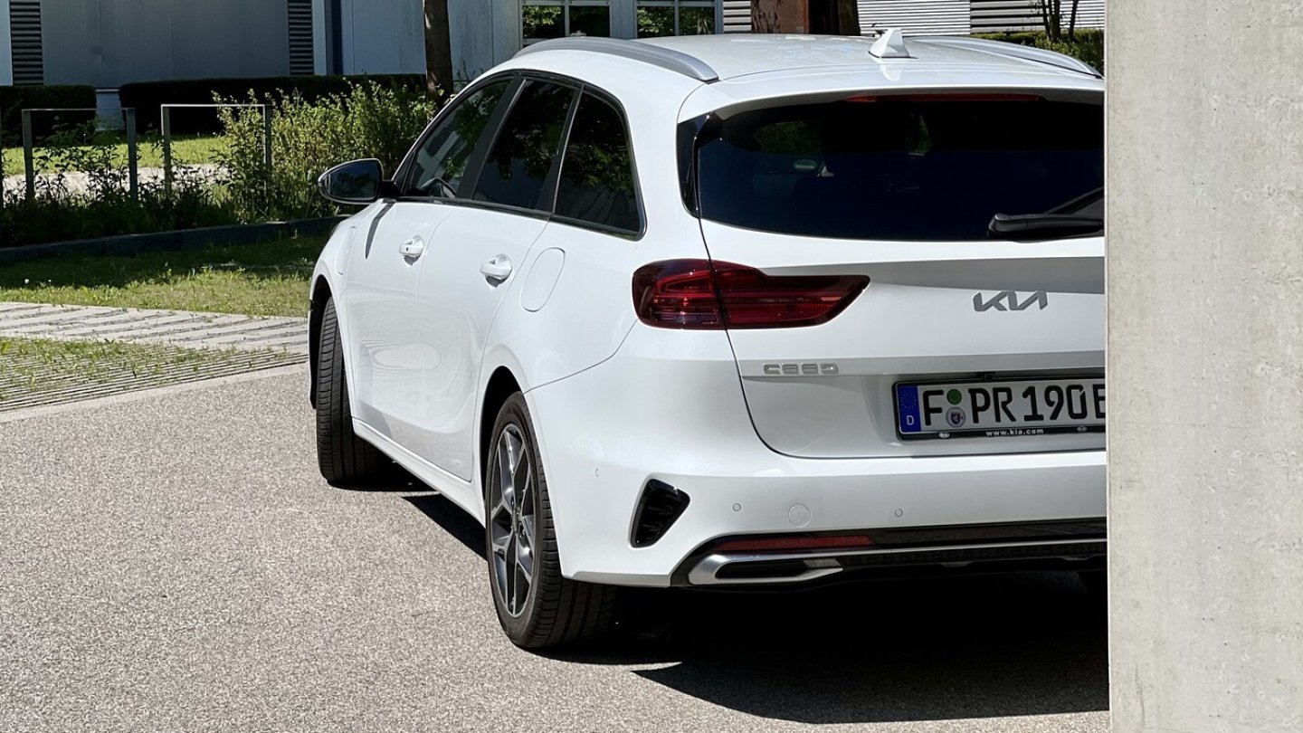 Das Kofferraumvolumen sinkt beim PHEV auf 437 Liter, die lassen sich aber sehr gut nutzen.