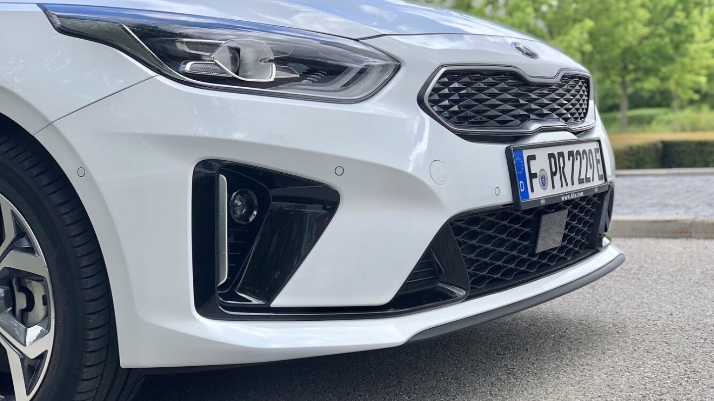 Der breitere Stoßfänger der GT-Line ziert alle Ceed PHEV.