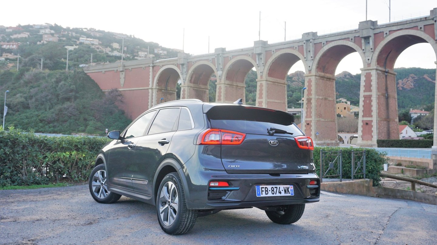 Am Heck gleicht der e-Niro seinen Hybrid-Brüdern weitestgehend.