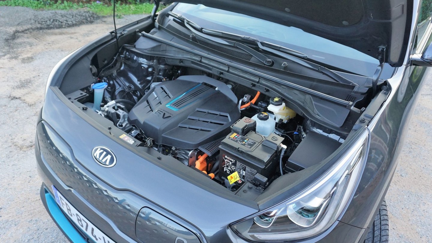 Unter der vorderen Haube steckt die Antriebstechnik.