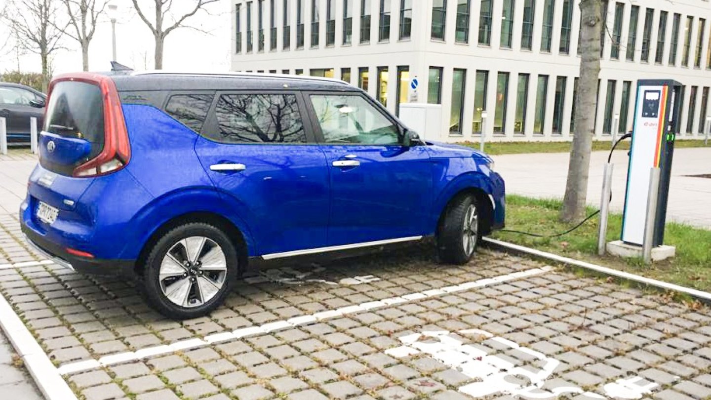 An der 22kW-Ladesäule mit Wechselstrom lädt der Kia nur einphasig.