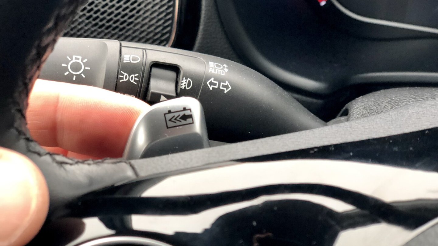 Die Rekuperation lässt sich über Paddels am Lenkrad steuern.