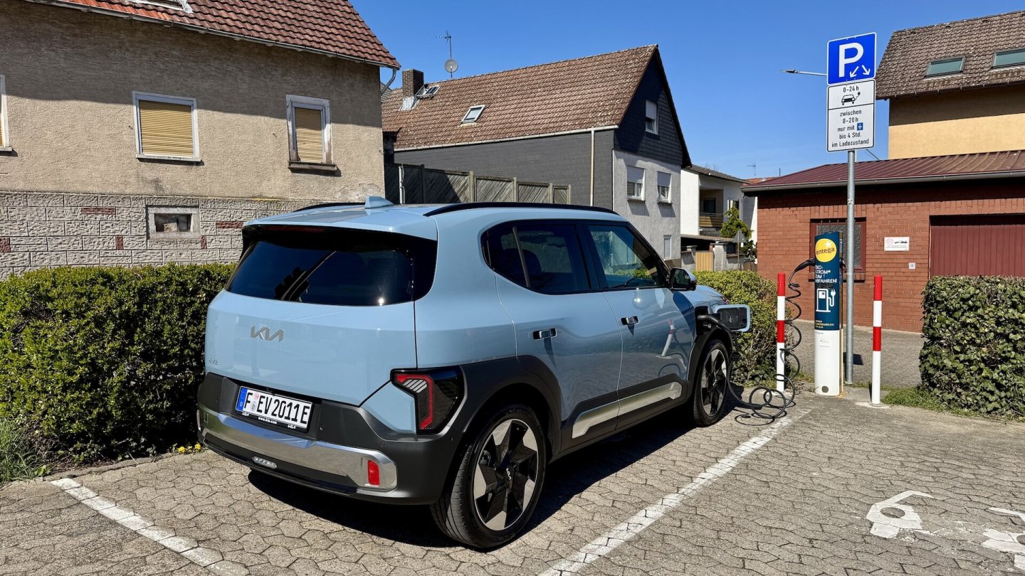 Optional ist ein 22-kW-Ladegerät für öffentliche Ladesäulen erhältlich.