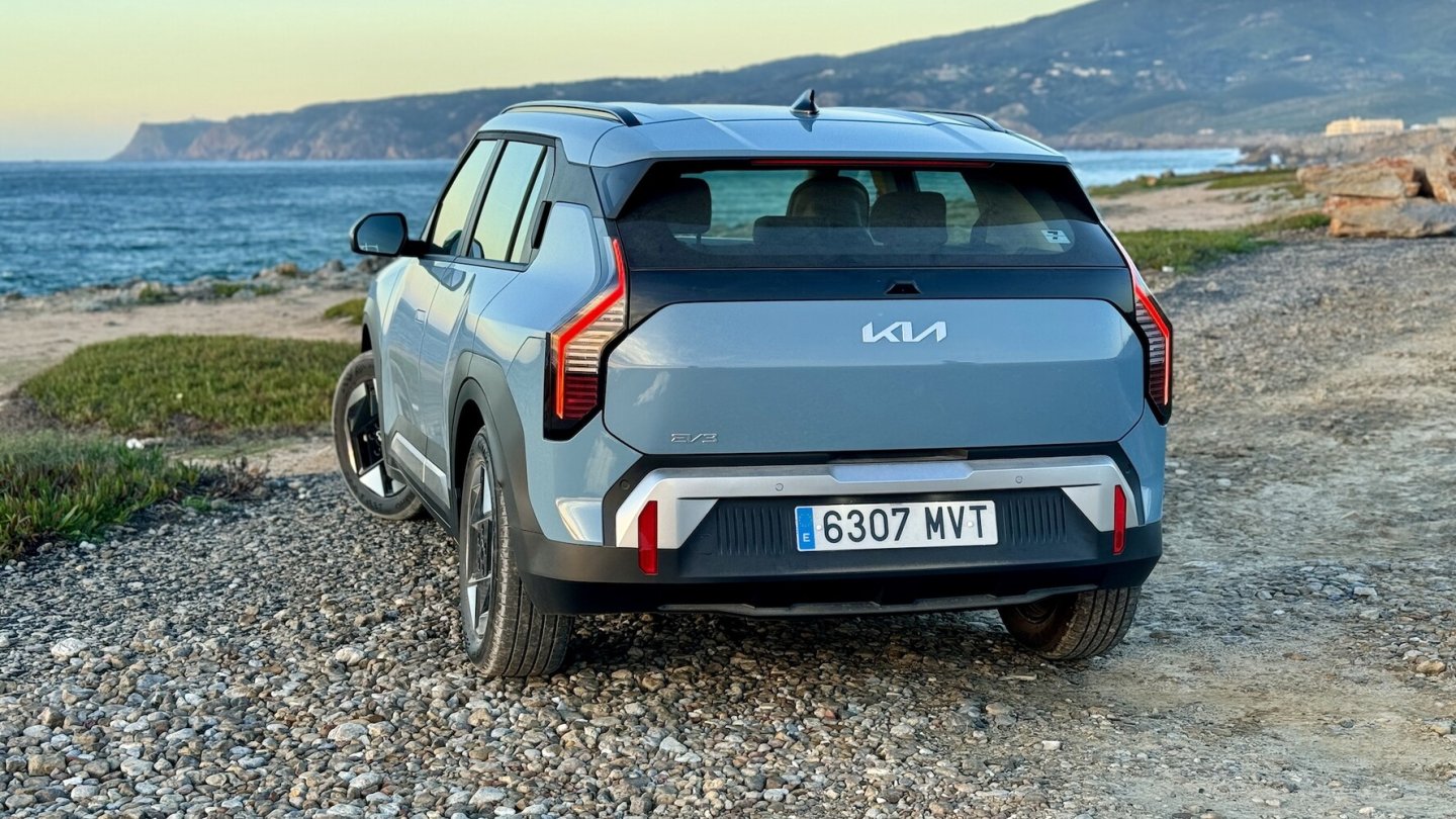 Das Heck erinnert deutlich an den großen Bruder EV9.