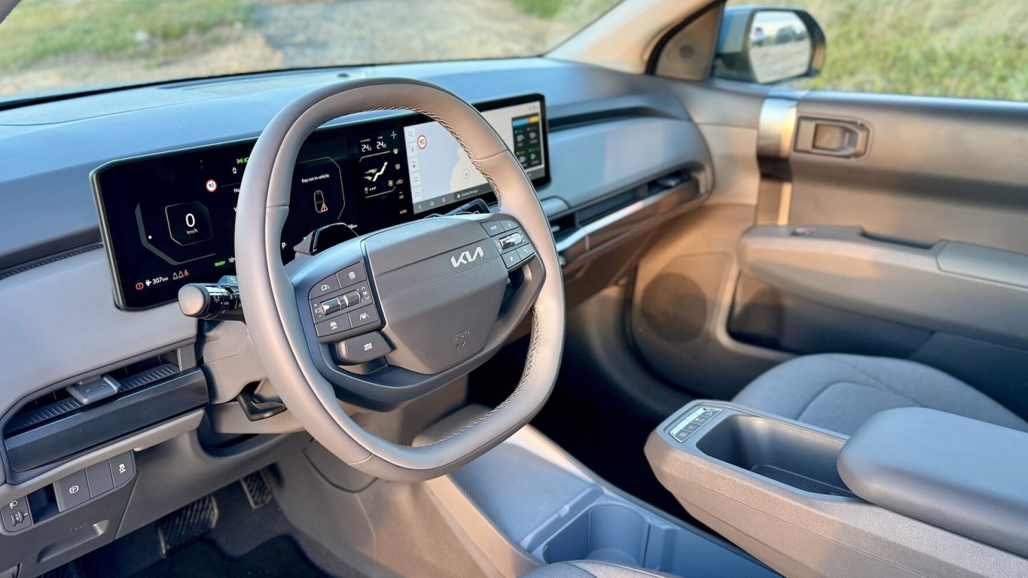 Das Cockpit kommt ohne hochglänzenden Kunststoff aus.