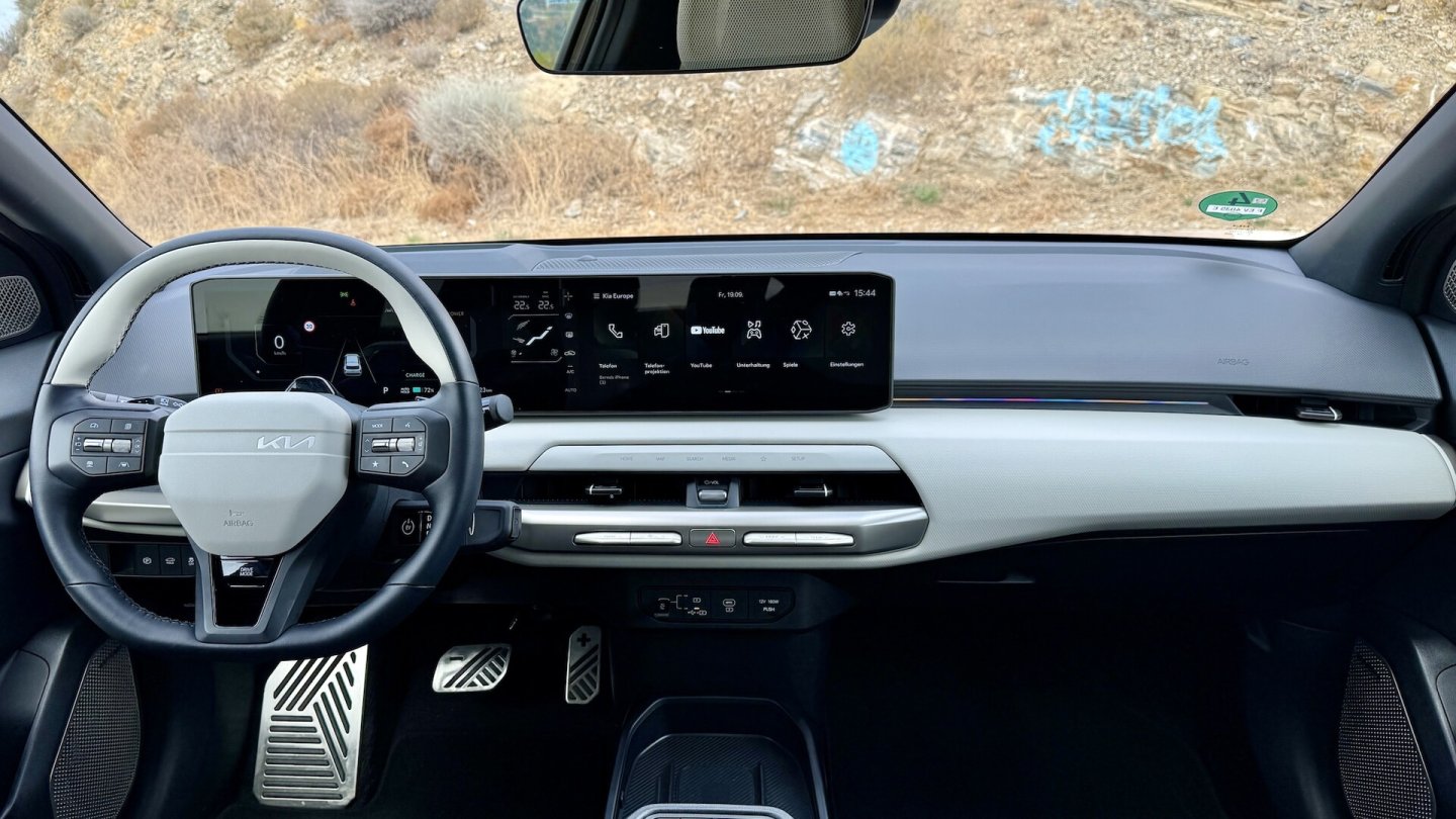 In den Displays des Cockpits kann sich auf Wunsch die Logos von Marvel-Charakteren einbinden lassen.