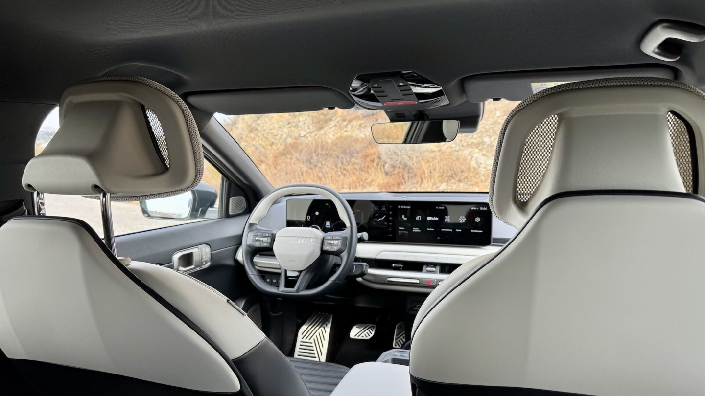 Die Kopfstützen des Kia EV4 mit gewebtem Material sind ausgesprochen bequem.