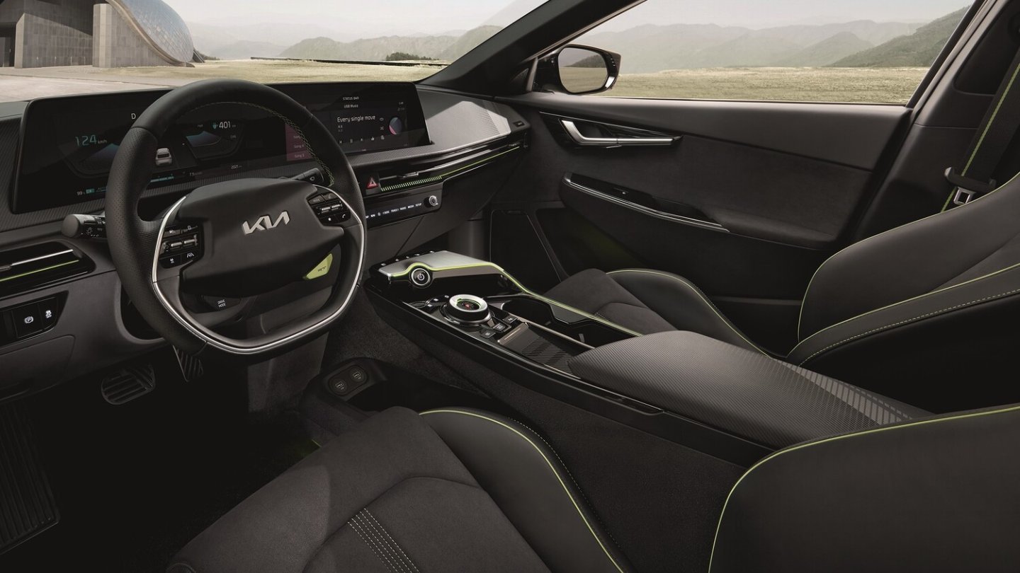 Zwei große Displays unter gebogenem Glas im EV6-Cockpit.