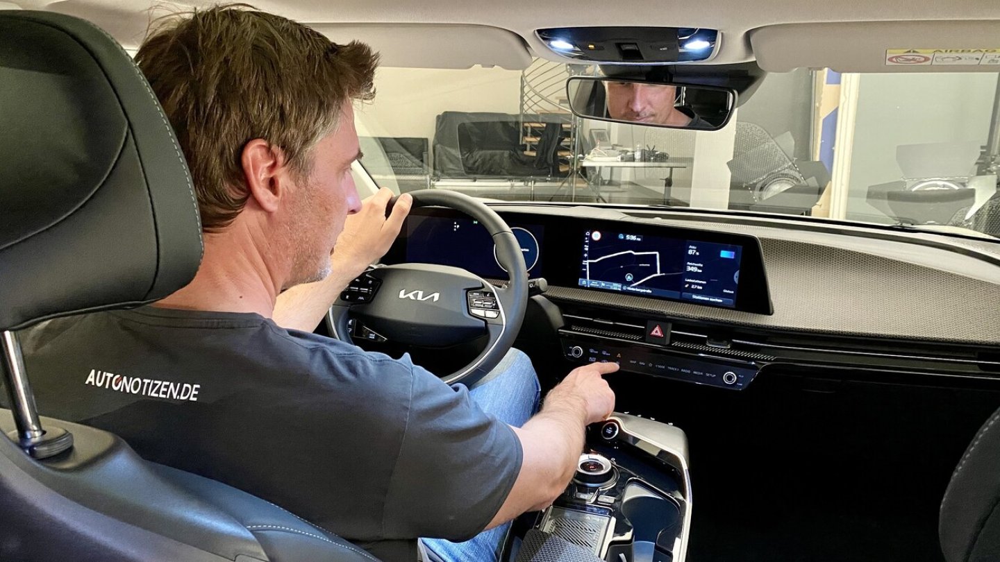 Zumindest im Stand erscheint die Bedienstruktur im Cockpit logisch und intuitiv.