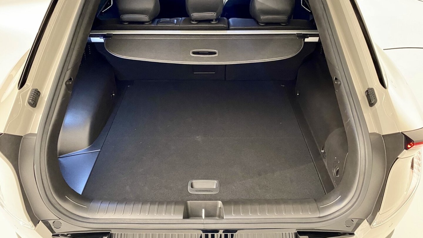 Der Kofferraum ist über eine recht hohe Ladekante zugänglich.