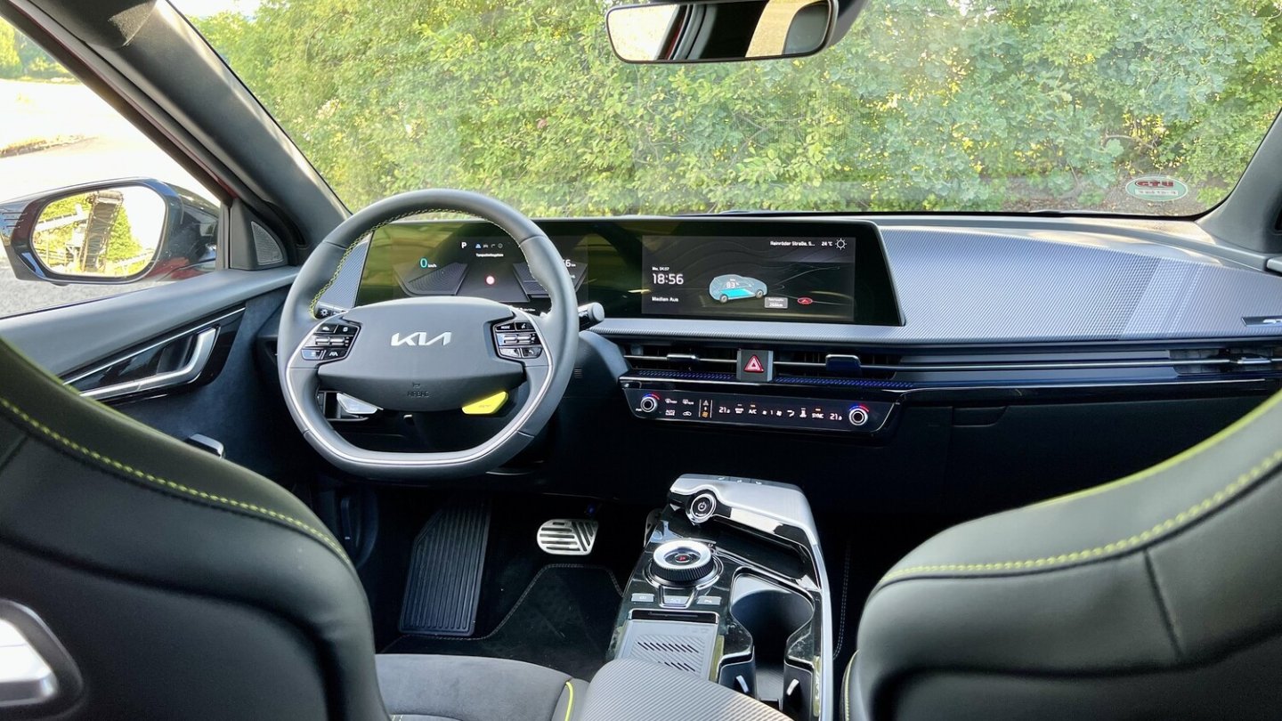 Die großen Display unter einer gebogenene Abdeckung sind gut ablesbar.