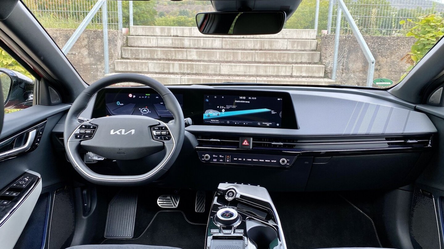 Die Displays im Cockpit orientieren sich zum Fahrer hin.