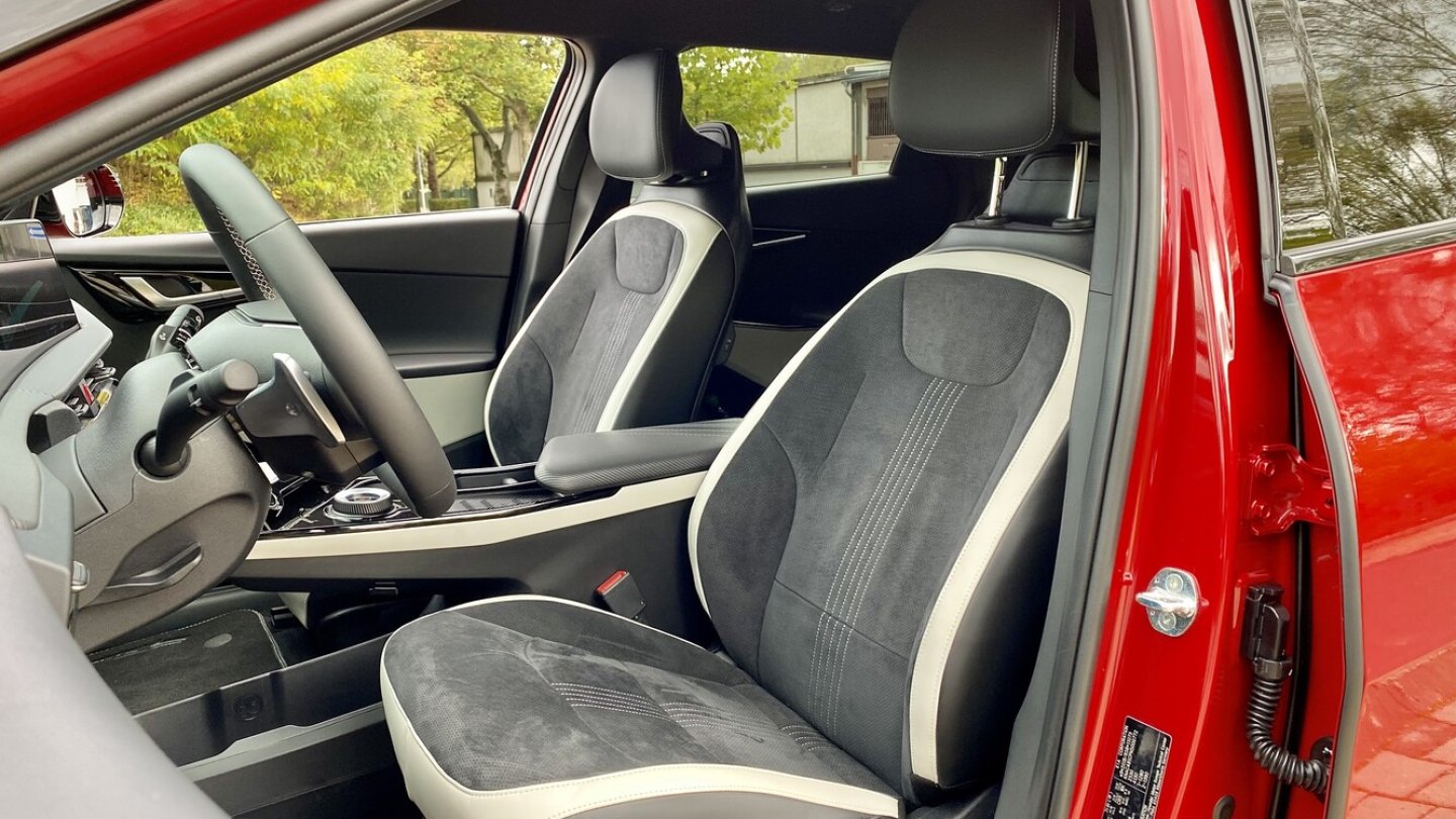 Die Innenausstattung verzichtet auf tierische Produkte, Leder gibt es nicht.