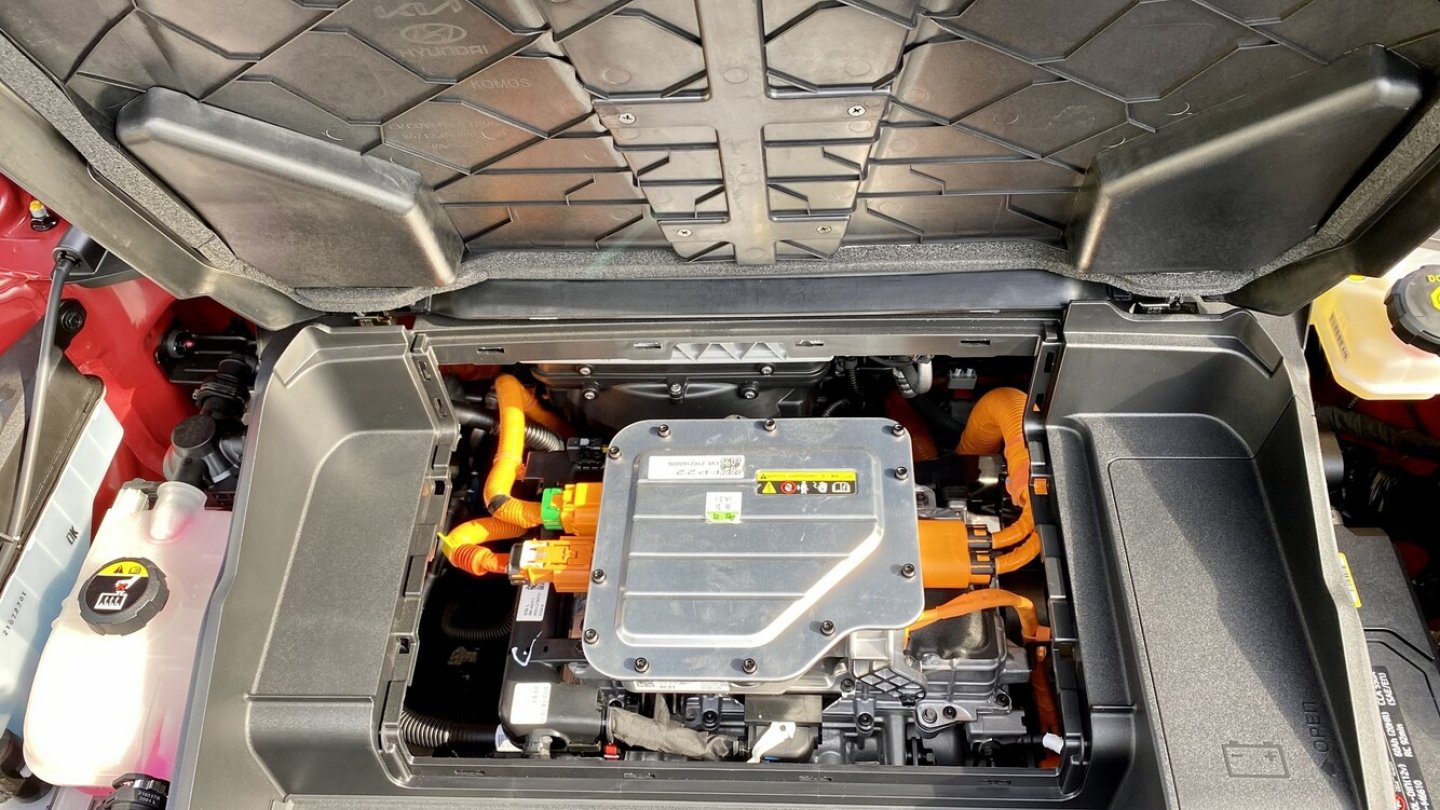 Unter dem 20 Liter großen Staufach vorne steckt der zweite E-Motor.