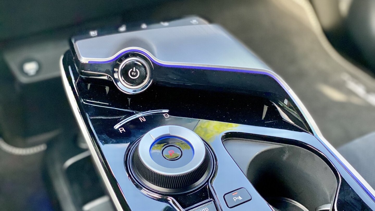 Der Startknopf liegt griffgünstig auf der Mittelkonsole.