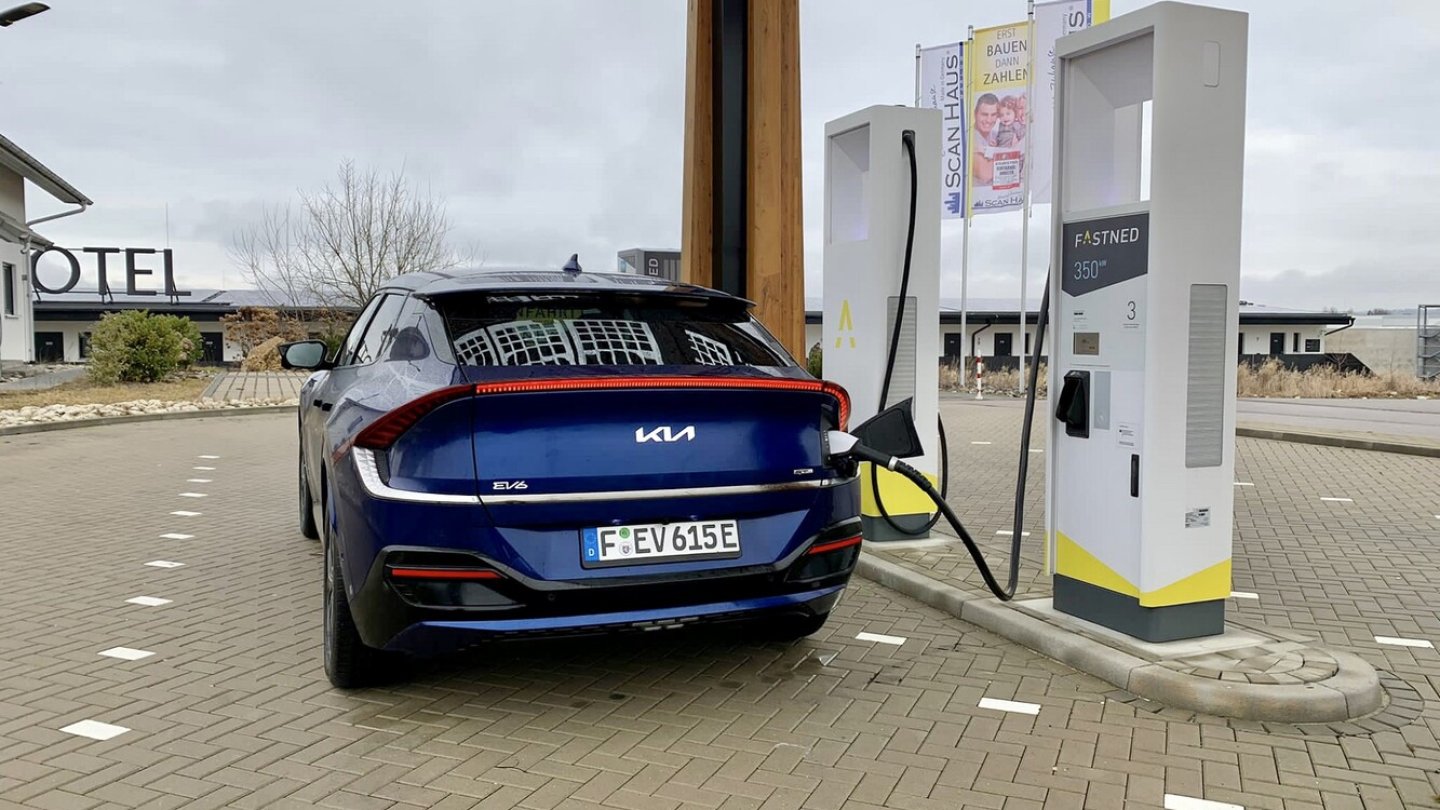 Bei kalten Temperaturen wurden nicht mehr als 130 kW Ladeleistung realisiert.