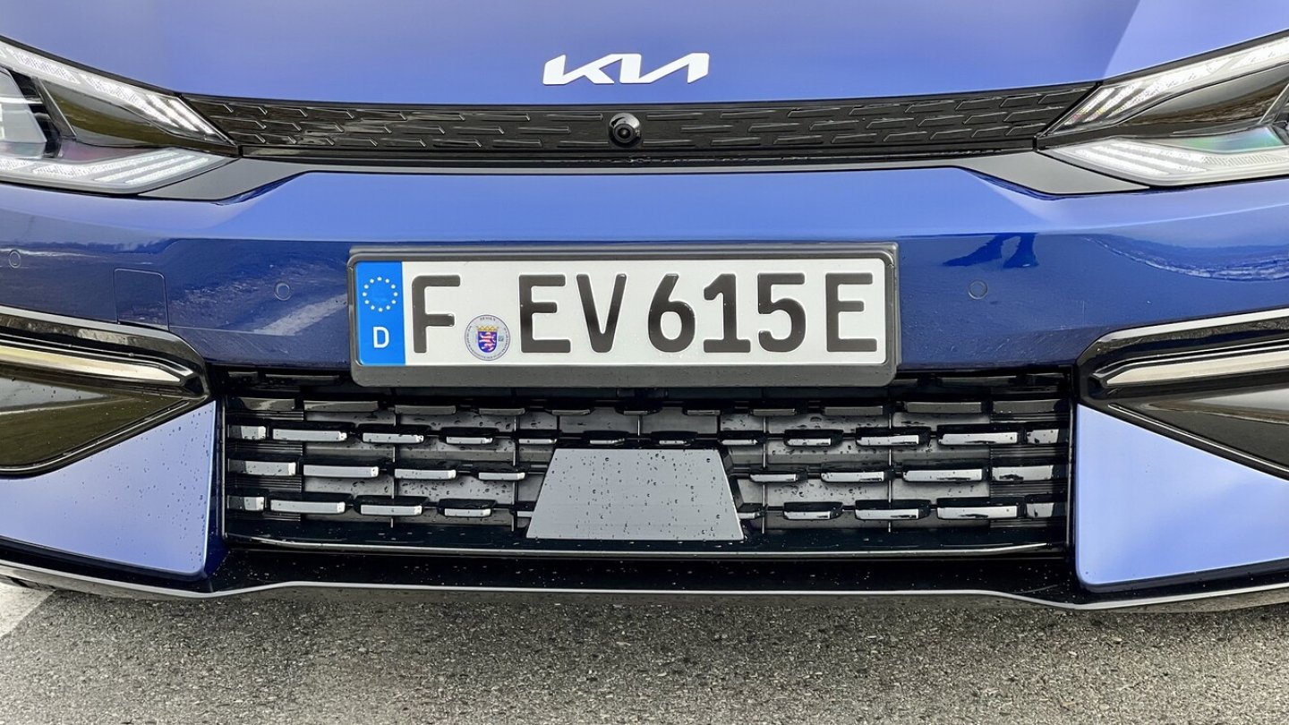 Die Radarsensorik liegt unter dem Kennzeichen, wird bei Schneefall schnell blind.