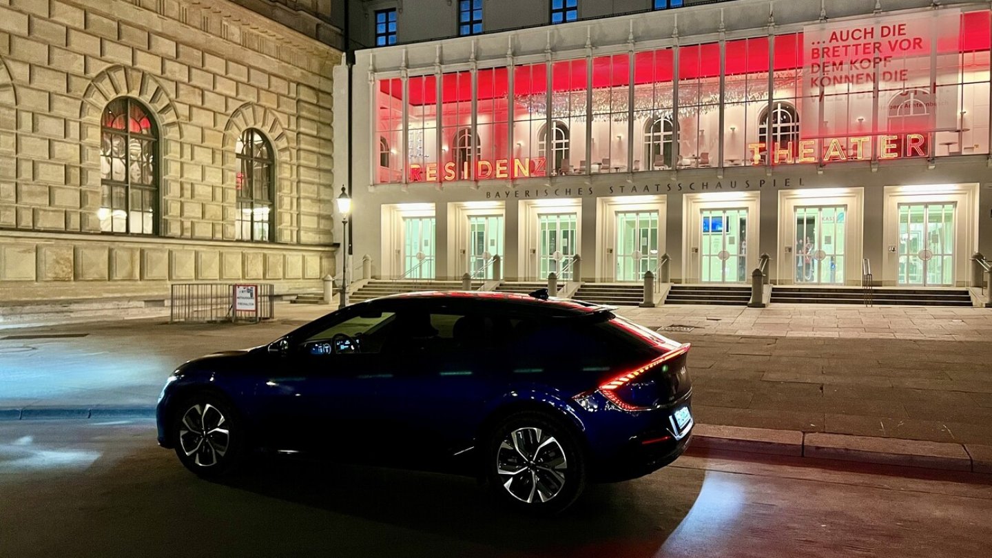 Auch nachts pflegt der Kia EV6 mit seiner Lichtsignatur den großen Auftritt.