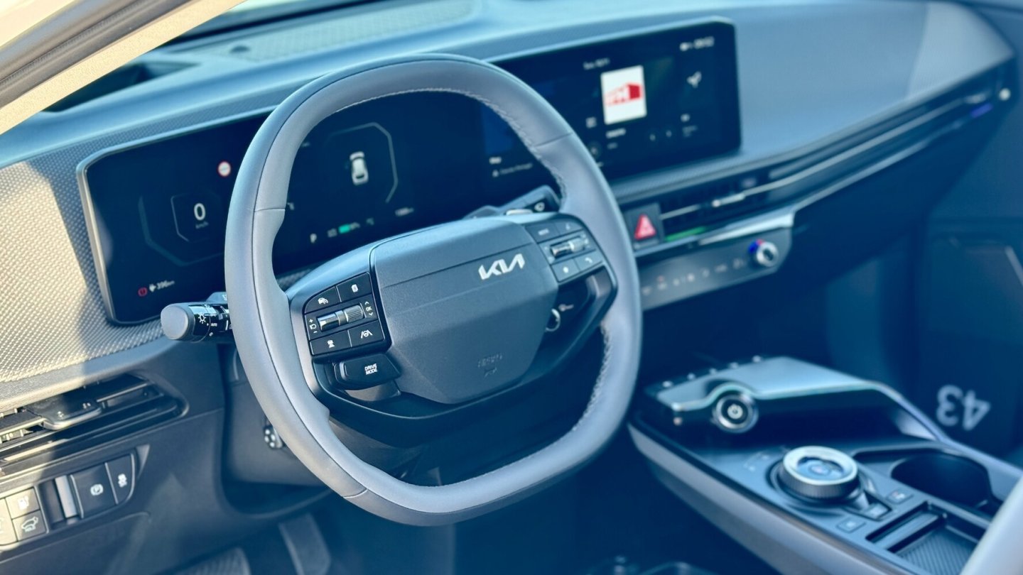 Die Basis-Modelle haben ein neues Zweispeichen-Lenkrad.