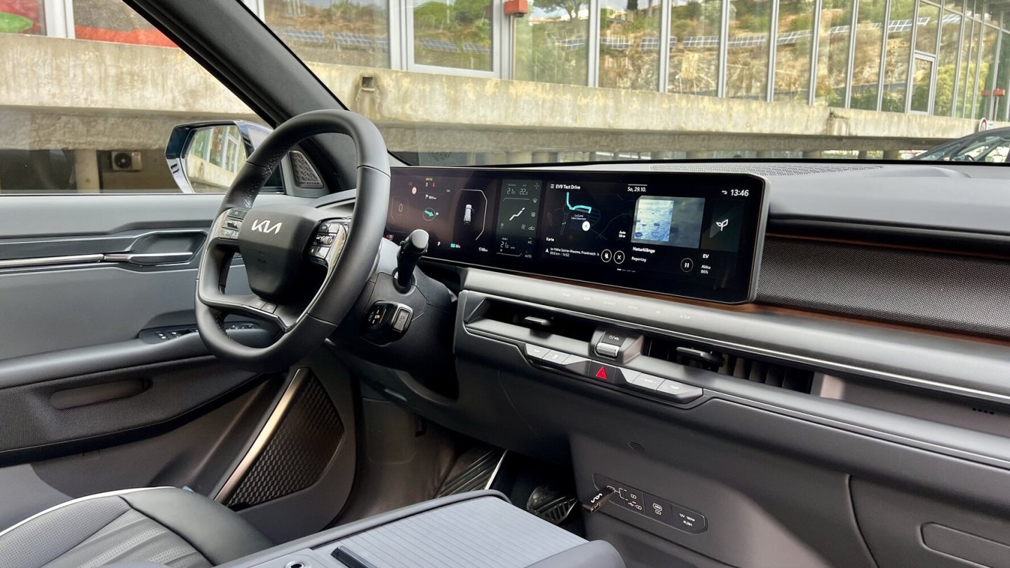 Die Cockpitlandschaft zeigt eine wohl überlegte Bedienstruktur.